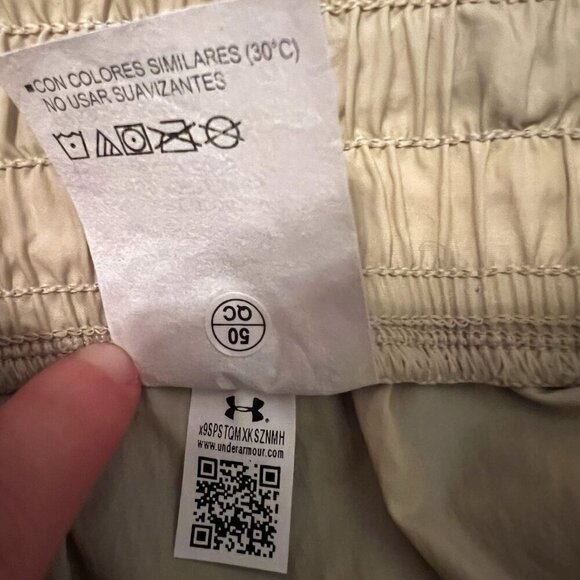🏷️ NWT Under Armour Women's Flex Woven 3in Crinkle Shorts Light Tan Size S - Picture 4 of 7